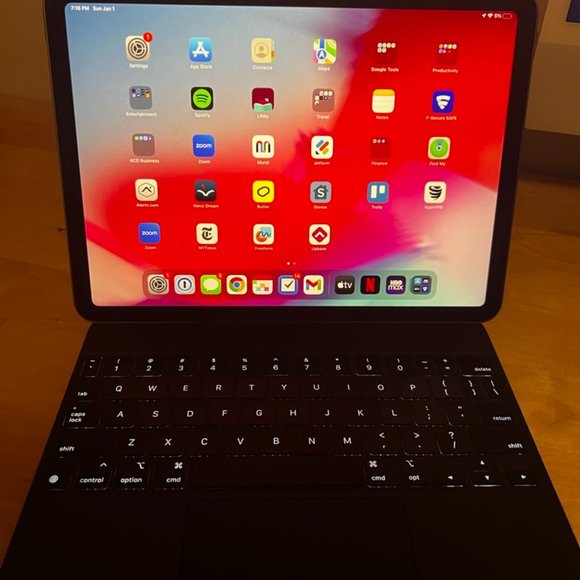 GOOD AS NEW --iPad Air (5th generation) -- STILL UNDER WARRANTY - Picture 4 of 5